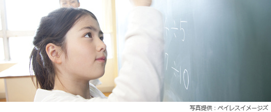 アイキャッチ画像。黒板の問題を解く小学生女子と横に立つ女性。