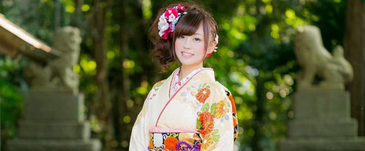 素材サイトPAKUTASOより、河村友歌さん。 アイキャッチ画像。