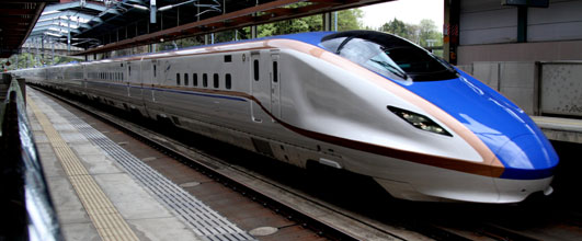 素材サイト写真ACより。北陸新幹線の車両。「場面緘黙を考える会 富山」も「信州かんもく相談室」も、ともに北陸新幹線の沿線にあります。 アイキャッチ画像。