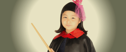 アイキャッチ画像。写真素材サイトPAKUTASOより、「前髪パッツンの魔法使い少女」。エリーさんの作品。モデルは、ゆうきさん。PicMonkeyで編集しています。それにしても、久しぶりの人物素材です。秋の人物素材って、あまりないんですよね……。