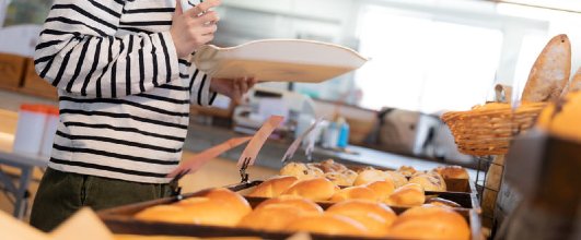 素材サイト「PAKUTASO」より、焼きたてのパンを選ぶ女性の無料写真素材。モデルは塩田みうさんですが、画像サイズの関係で顔が写っていません。すみません。 アイキャッチ画像。