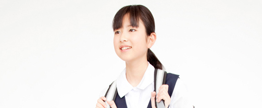 市販の写真素材より。中学生の写真です。私の地元の中学生は、最近、リュックみたいのを背負ってます。私の中学時代は片手かばんでした。肩への負担を考えると、リュックの方がよさそうです。 アイキャッチ画像。