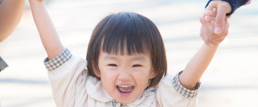 写真素材サイトPATUTASOより、笑顔で公園を走り回る子供。モデルはあんじゅちゃん。この子の写真、過去に2回使っています。10年後、あんじゅちゃんはどんな子に成長するでしょう? アイキャッチ画像。