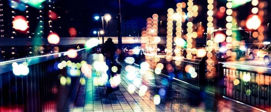 写真素材サイトPAKUTASOより、丸ボケの光と街(フォトモンタージュ)。カズキヒロさんの作品。 アイキャッチ画像。