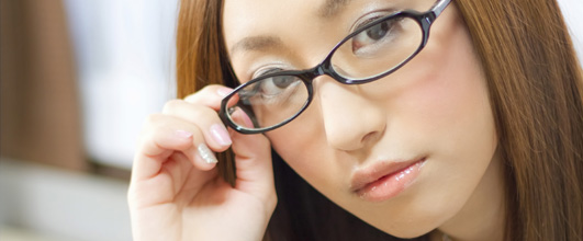 アイキャッチ画像。メガネの位置を直す女性。モデルは北野佑々さん。