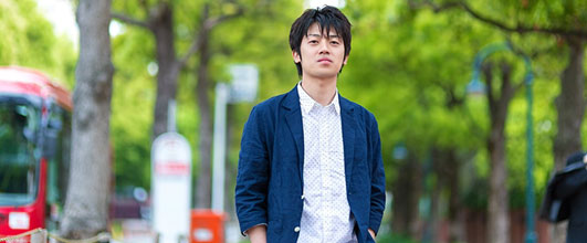 アイキャッチ画像。緑の道を歩く青年。モデル:Tsuyoshi.写真素材サイトPAKUTASOより。