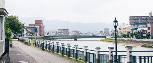 アイキャッチ画像。写真素材サイト「PAKUTASO」より、「伊万里市まちなか一番館裏の伊万里川」。ジュンさんの作品。