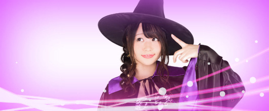 アイキャッチ画像。写真素材サイトPAKUTASOより、「とんがり帽子の黒魔道士」。PicMonkeyで編集しています。モデルは、茜さやさん。この方の人物素材を使ったのは初めてです。グラビアアイドルで、タレントだそうです。
