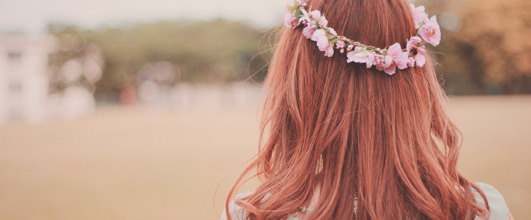 写真素材サイト「GIRLY DROP」より、「遠くを見つめる花かんむりの女の子」。 アイキャッチ画像。