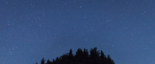 写真素材サイト PAKUTASO より、「鏡野町笠菅峠からの星空と流星」。鏡野町は、岡山県にあります。 アイキャッチ画像。
