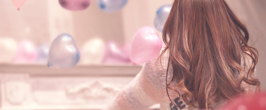 写真素材サイト「GIRLY DROP」より、「ゆめかわいいハートの風船でふわふわ遊ぶ女の子」。 アイキャッチ画像。
