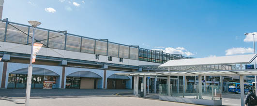 写真素材サイト「PAKUTASO」より、「前橋駅」。群馬よいじゃねえさんの作品。 アイキャッチ画像。