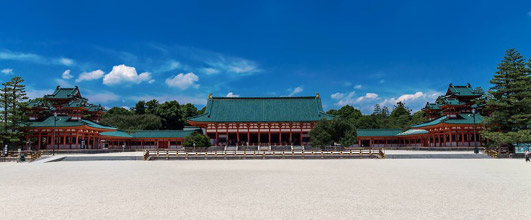 写真素材サイト「PAKUTASO」より、平安神宮正面。しおしおさんの作品。 アイキャッチ画像。