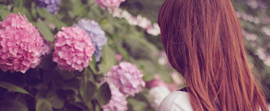 素材サイト「GIRLY DROP」より、「紫陽花(あじさい)に興味を持った女の子の写真画像」。紫陽花は、この季節には定番ですね。 アイキャッチ画像。