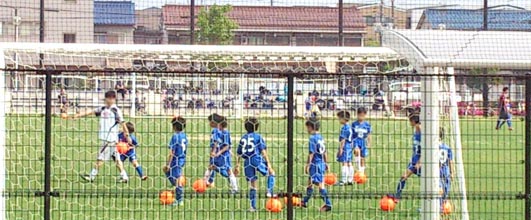 素材サイト「写真AC」より、「サッカー教室」。みんと。さんの作品。 アイキャッチ画像。