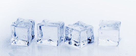 写真素材サイト「Pixiabay」より、「Ice Cubes Water」。Bru-nO さんの作品。見ているだけで、涼しくなりそうな写真です。 アイキャッチ画像。