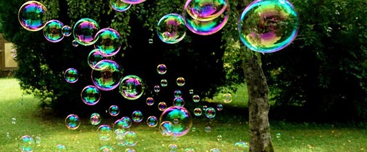 写真素材サイト「Pixiabay」より、「Soap Bubbles Colorful Flying Make」。Alexas_Fotos さんの作品。 アイキャッチ画像。