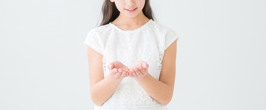 素材サイト「写真AC」より、「なにかを持つ女の子」。FineGraphics さんの作品。 アイキャッチ画像。