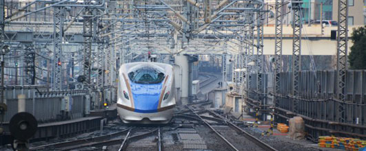 写真素材サイト「フリー素材.com」より、「北陸新幹線02」。加藤さんは北陸新幹線に乗られたようです。 アイキャッチ画像。
