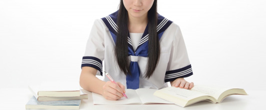 素材サイト「写真AC」より、「勉強する女子中学生1」。 アイキャッチ画像。