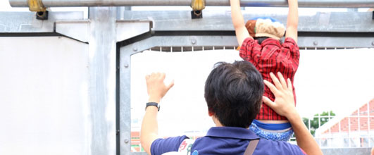素材集サイト「写真AC」より、「お父さんと子供」。ワカメラさんの作品。 アイキャッチ画像。