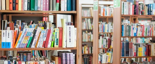 写真素材サイト「PAUTASO」より、「学校の図書室」。今回もエリーさんの作品です。 アイキャッチ画像。