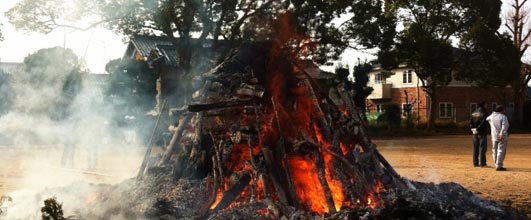 素材サイト「写真AC」より、とんど焼きの写真。もじゃさんの作品。地域によって「どんど焼き」「差義長」「さいと焼き」など呼び方は様々なようですね。 アイキャッチ画像。