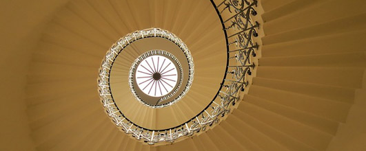 素材サイト「Pixabay」より、「Spiral Staircase」。MPMPixさんの作品。 アイキャッチ画像。