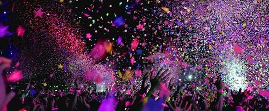 素材サイト「Pixabay」より、「コンサート 紙吹雪 祝賀会」。ktphotographyさんの作品。 アイキャッチ画像。