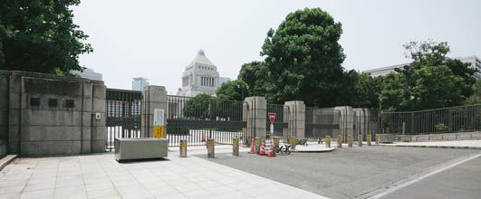 素材サイト「PAKUTASO」より、「国会議事堂参議院入口(閉門)」。ジユンさんの作品。 アイキャッチ画像。