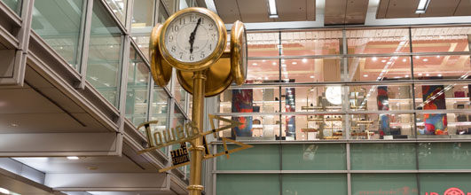 写真素材サイト「PAKUTASO」より、名古屋駅の金の時計(待ち合わせ)。TIMEだけに、時計の写真を持ってきました。 アイキャッチ画像。