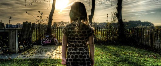 素材サイト「Pixabay」より、少女の写真。Skitterphoto さんの作品。 アイキャッチ画像。
