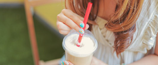 写真素材サイト「GIRLY DROP」より、「ふわふわクリームが美味しい♡チーズティーを飲もうとしている女の子の画像」。残暑厳しいですね! アイキャッチ画像。