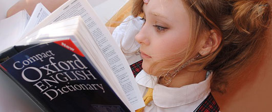素材サイト「Pixabay」より、女の子とCompact Oxford English Dictionary。Наталия Когутさんの作品。 アイキャッチ画像。