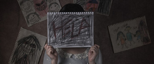 素材サイト「Pakutaso」より、緘黙する少女、助けて欲しいと心の叫びのフリー画像。ぼっちまるさんの作品。撮影協力つばきちさん。 アイキャッチ画像。