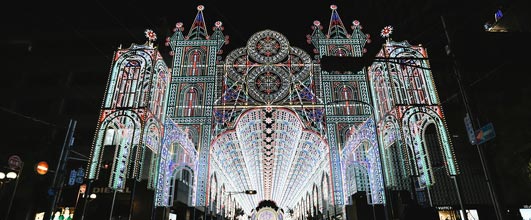 素材サイト「Pakutaso」より、ライトアップされた電飾(神戸ルミナリエ)のフリー画像(写真)。 しーくん さんの作品。 アイキャッチ画像。