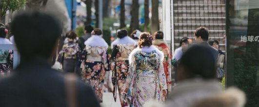 素材サイト「PAKUTASO」より、成人式会場に向かう晴れ着姿の新成人のフリー画像(写真)。 アイキャッチ画像。