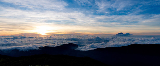 素材サイト「PAKUTASO」より、千枚岳から見る富士山と朝日の写真素材。Redsugarさんの作品。 アイキャッチ画像。