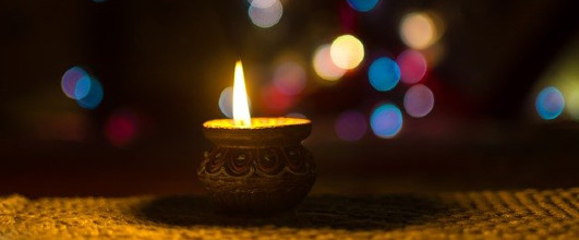 素材サイト「Pixabay」より、ランプの写真。bhupendra Singhさんの作品。11月14日には、「ディワリ」というインドのヒンドゥー教のお祭りがあります。 アイキャッチ画像。