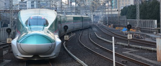 素材サイト「フリー素材.com」より、北海道新幹線・東北新幹線「はやぶさ」の写真。すごい地震だったそうですね……。心配です。 アイキャッチ画像。