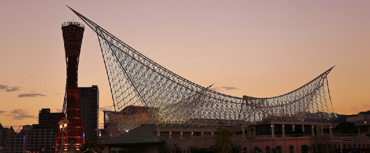 素材サイト「PPAKUTASO」より、「夕焼けに染まる神戸ポートタワーと神戸海洋博物館の写真素材」。しーくんさんの作品。兵庫の感染状況も悪く、心配しています。 アイキャッチ画像。
