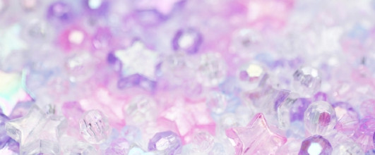 素材サイト「写真AC」より、「ビーズのキラキラ背景」。 enladさんの作品。思うところあって、画像を変更しました。 アイキャッチ画像。