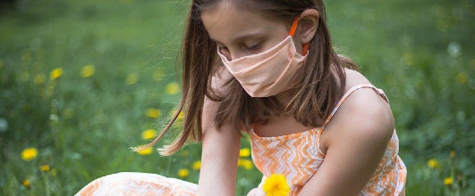 素材サイト「Pixabay」より、少女がマスクをつけて花を摘んでいる写真。 Bob Dmytさんの作品。 アイキャッチ画像。