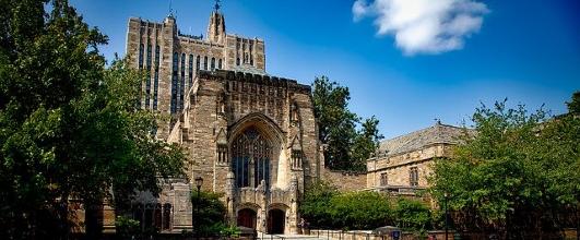 素材サイト「Pixabay」より、エール大学の風景写真。 David Markさんの作品。 アイキャッチ画像。
