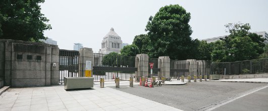 素材サイト「Pixabay」より、国会議事堂参議院入口(閉門)の写真素材。 ジユンさんの作品。 アイキャッチ画像。