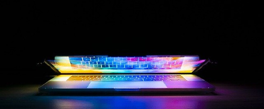 素材サイト「Pixabay」より、パソコンの画像。Joshua Woronieckiさんの作品。たまたま見つけたこの画像素材が気に入ったので、使ってみました。ですが、ネットで情報発信する人は、パソコンよりもスマートフォン使っている人が多いですよね。 アイキャッチ画像。