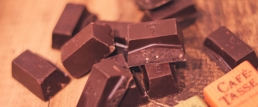 素材サイト「GIRLY DROP」より、食べやすいサイズに砕いたチョコレートの写真画像。 アイキャッチ画像。