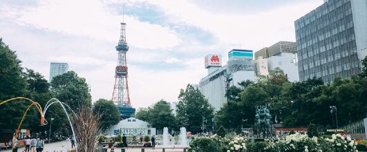 素材サイト「PAKUTASO」より、札幌の大通公園の写真素材。ボブさんの作品。 アイキャッチ画像。
