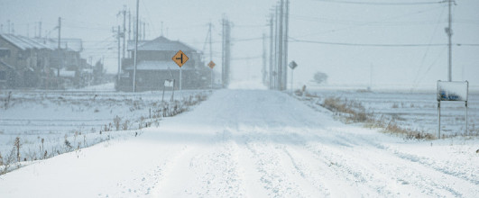 素材サイト「PAKUTASO」より、轍も埋まるほどの降雪した道路の写真素材。りんもんさんの作品。姉妹ブログでも使った素材です! アイキャッチ画像。