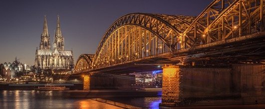 素材サイト「Pixabay」より、ケルン大聖堂と橋の写真。TB-Photographyさんの作品。 アイキャッチ画像。